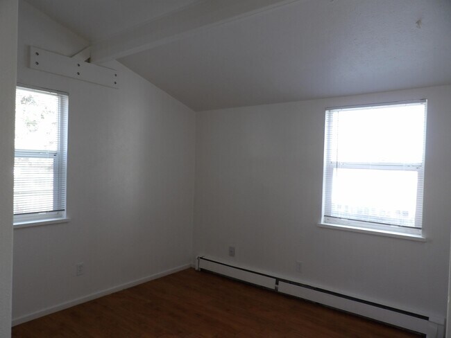 Building Photo - 1545 E 6th St