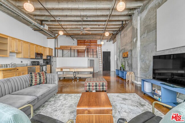 Building Photo - 312 W 5th St