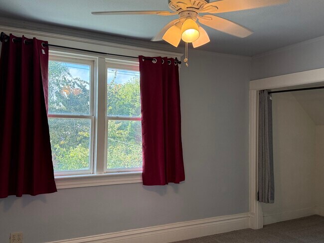 Building Photo - 1422 SE 34th Ave