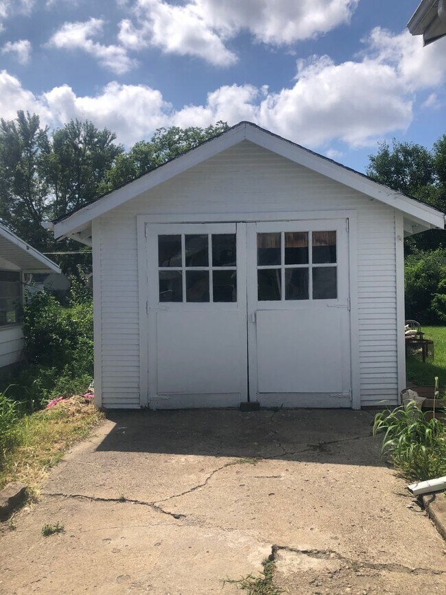 Building Photo - 1 Bedroom House Near Columbian Park - AVAILABLE IN MAY