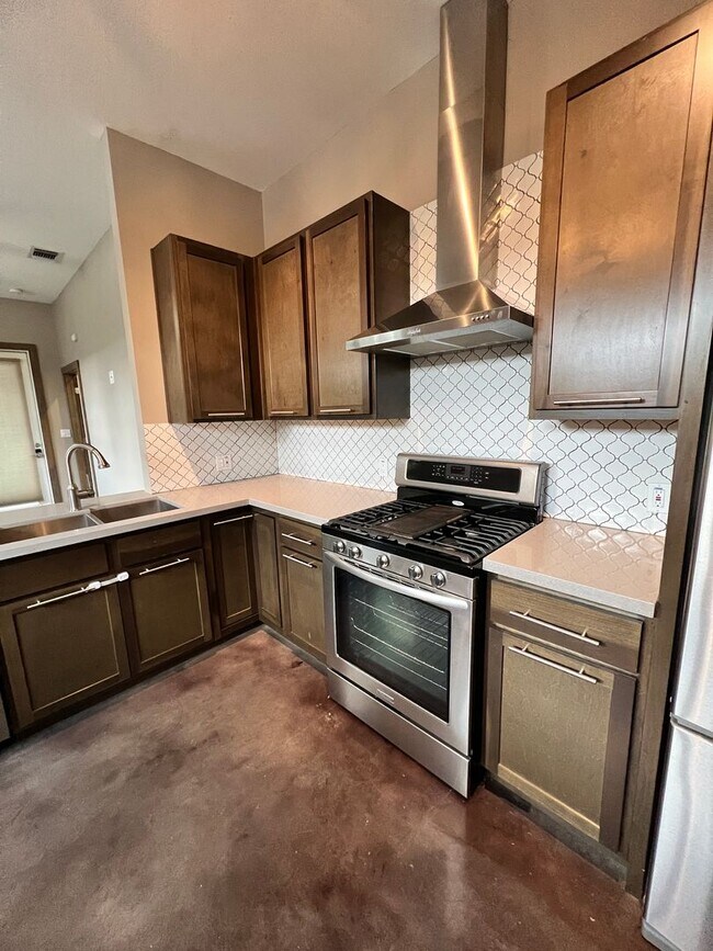 Building Photo - Gorgeous Condo minutes from The Pearl