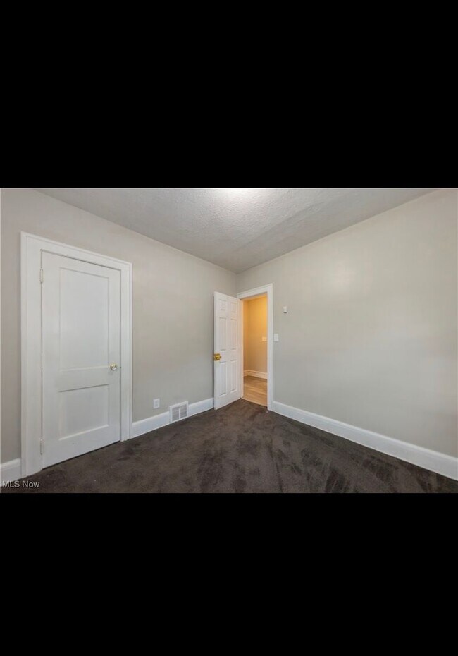 Building Photo - Charming 4-Bedroom Property in Prime Location