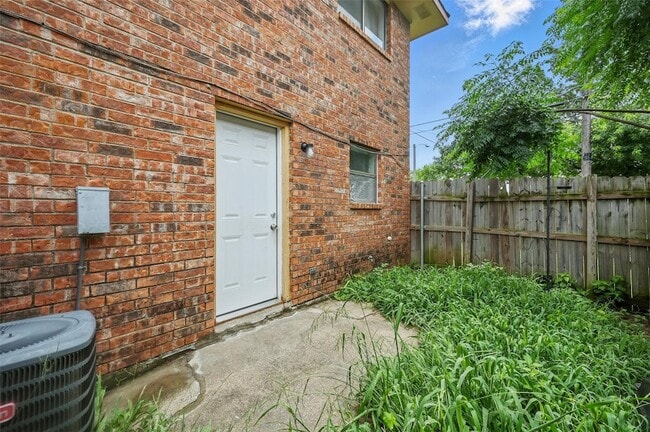 Building Photo - 3048 Tudor Ln