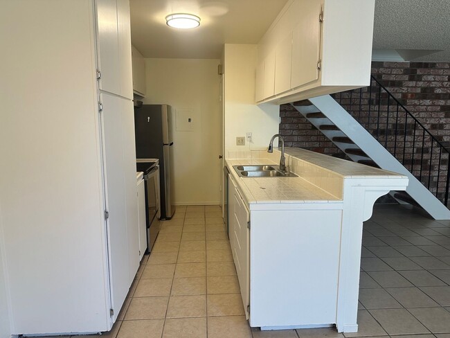 Building Photo - Move in ready