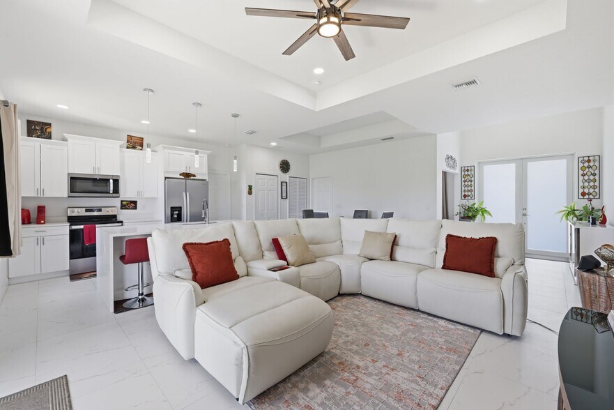 Building Photo - Newer 3/2 home all tile