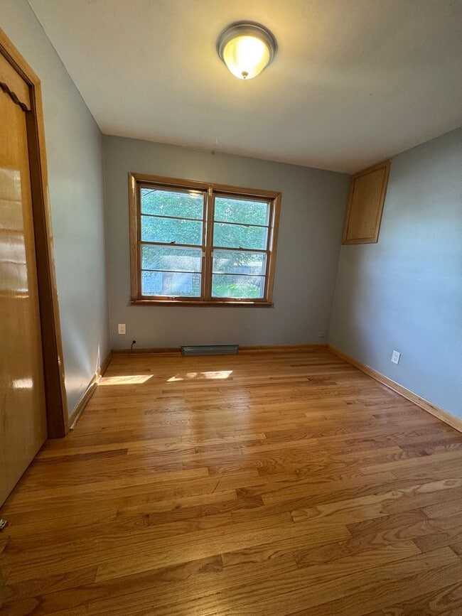 Building Photo - 3 bedroom, 2 bathrooms, 2 car garage-Ranch...