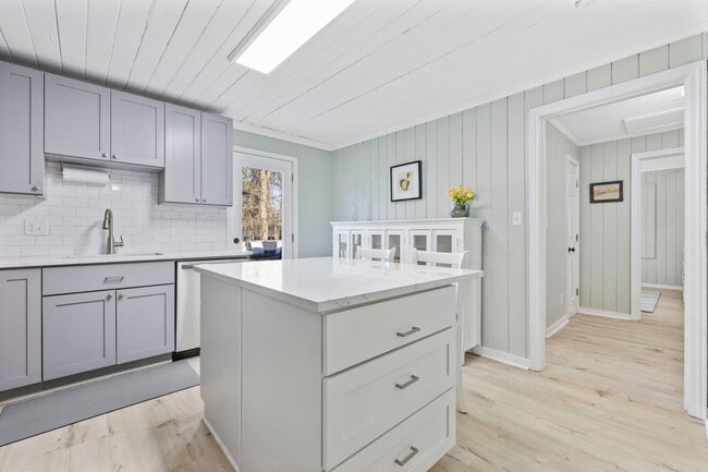 Building Photo - Gorgeous Totally Remodeled 3/2 in Garden C...
