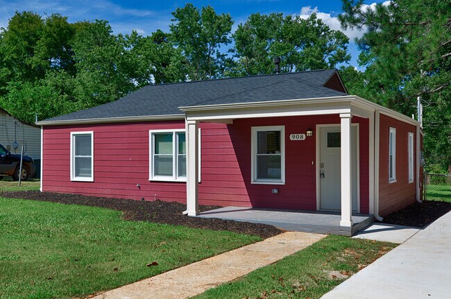 Building Photo - 908 Fairway Dr NW