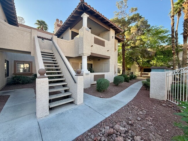 Building Photo - 2 BEDROOM CONDO WITH 2 BALCONIES, RIGHT NEXT TO THE POOL, MINUTES FROM THE STRIP