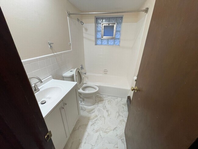 Building Photo - 1912 W State St