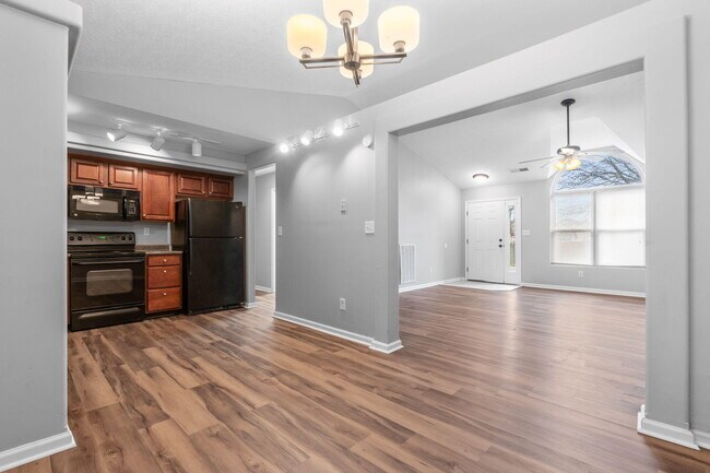 Building Photo - 305 Spring Valley Ln