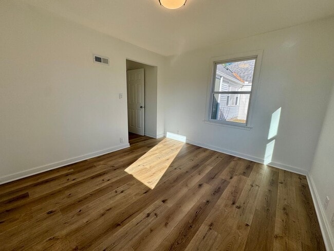 Building Photo - UPDATED 3 bed, 2 1/2 bath in central Lincoln