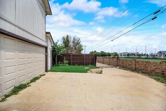 Building Photo - 4460 Junction Dr