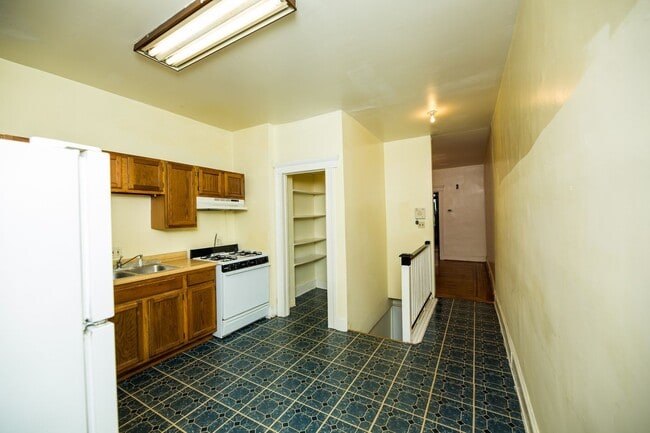 Building Photo - 2026/2027 JHU Off-Campus Charles Village 3bd/1ba Rowhouse w/ W/D!! Available 6/9/26