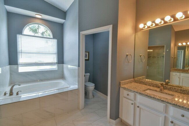 Building Photo - MOVE-IN READY 5 Bed 3.5 Bath Home in Daven...