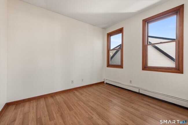 Building Photo - 275 Jennings Rd