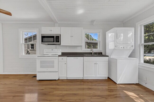 Building Photo - Freshly Painted and Renovated 2-Bedroom Ho...