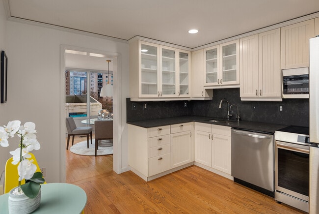 Building Photo - 1000 Union St