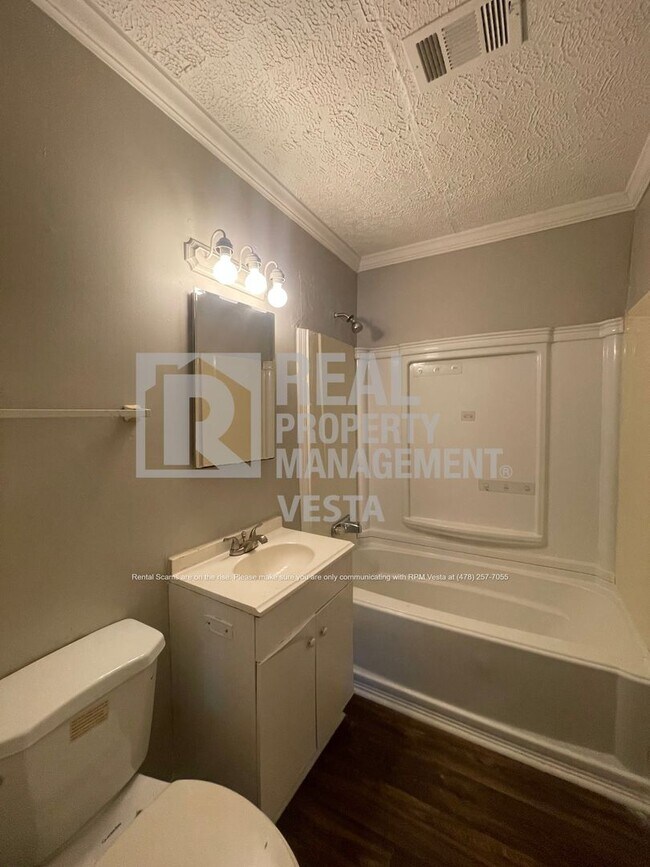 Building Photo - 3462 McKenzie Dr