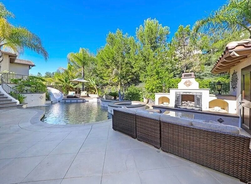 Building Photo - 2531 Costero Magestuoso