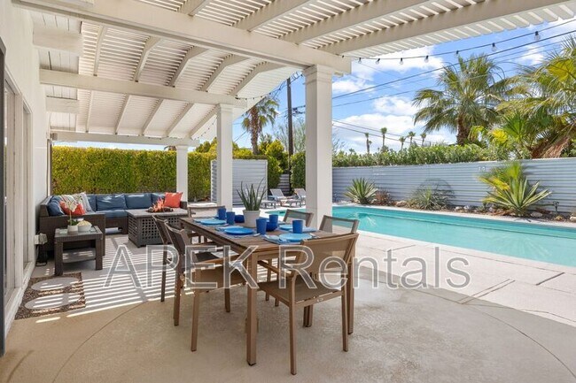 Building Photo - 915 E Racquet Club Rd