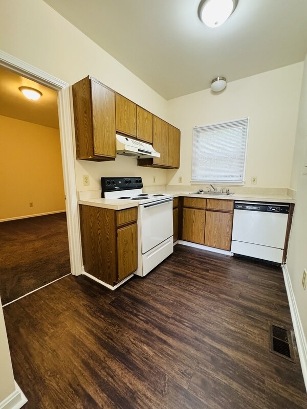 Building Photo - 1323 E 10th St