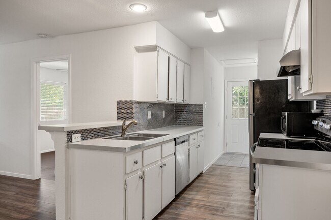 Building Photo - ** 2 Weeks Free!** Spacious 3-Bedroom Town...