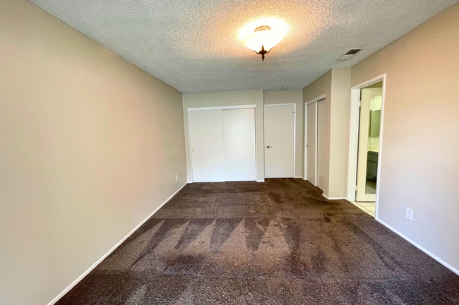 Building Photo - 4 Bed/2 Bath | Plus Office/Den | Single St...