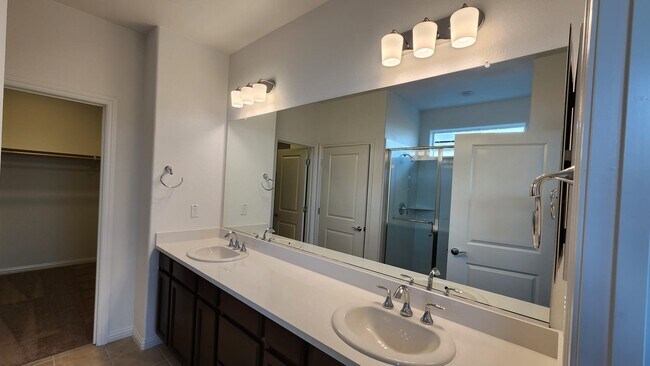 Building Photo - 1565 Pinchot Dr