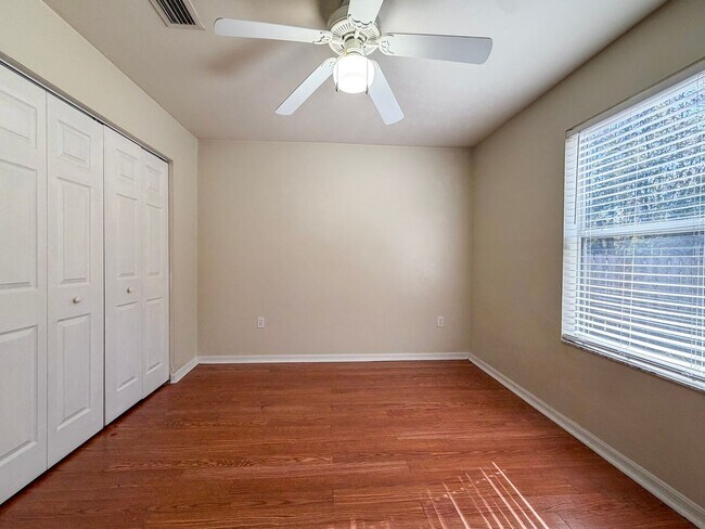 Building Photo - Pet Friendly 3/2 Home in Sorrento Available NOW!