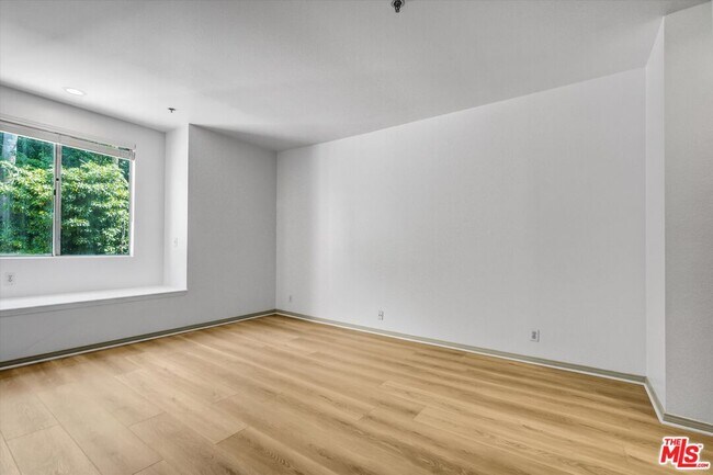 Building Photo - 2222 Beachwood Dr