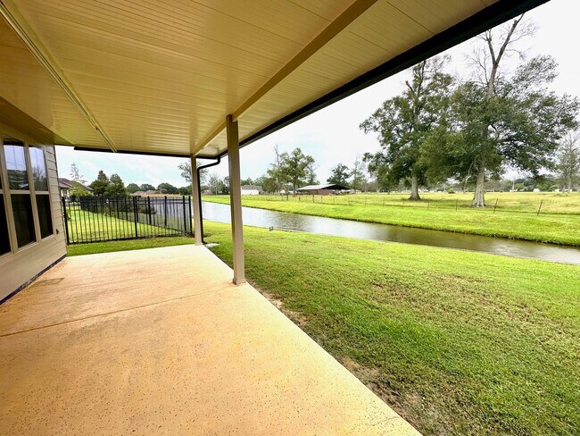 Building Photo - 43283 Pond View Dr