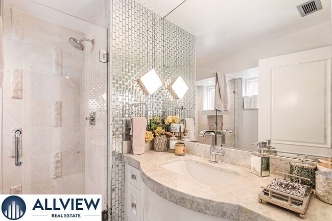 Building Photo - Stunning Beach House located on Newport Be...