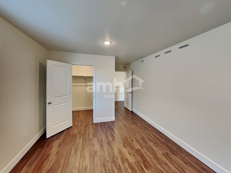 Building Photo - 11047 S Blue Byu Dr