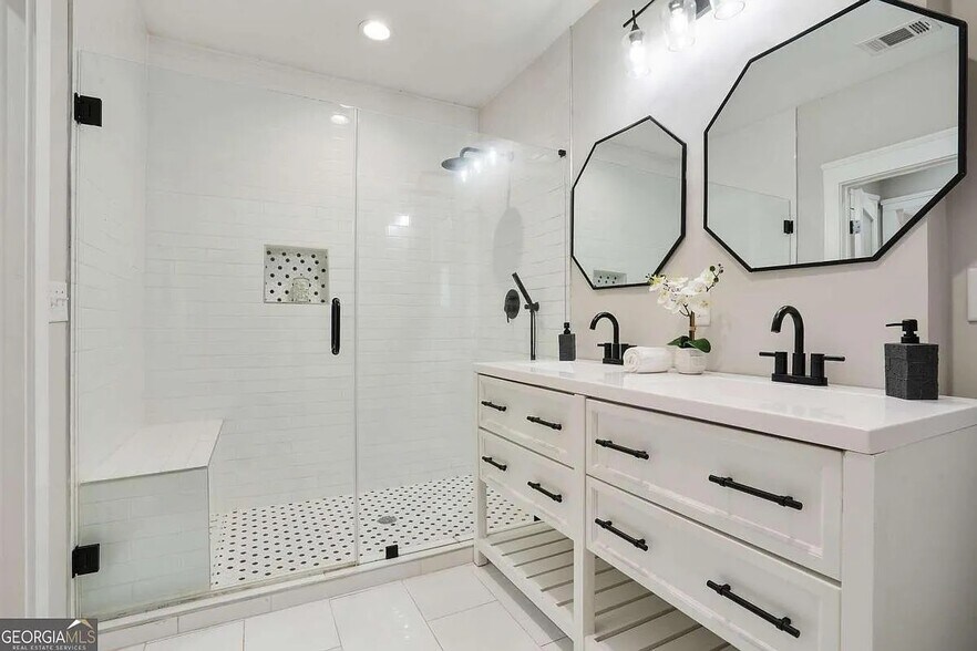 Building Photo - 733 Bonnie Brae Ave SW