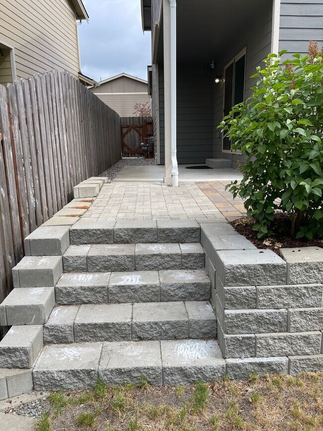 Building Photo - Beautiful 4 Bedroom in a small and exclusive neighborhood