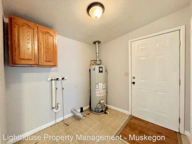 Building Photo - 3 br, 1 bath House - 6865 Evanston Avenue