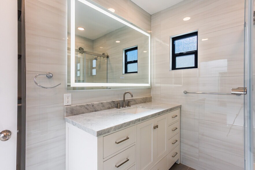 Building Photo - 128 S Harper Ave