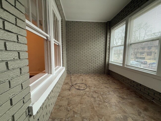 Building Photo - Rogers Park 2 Bed 1 Bath/ Dog Friendly / First Floor Unit
