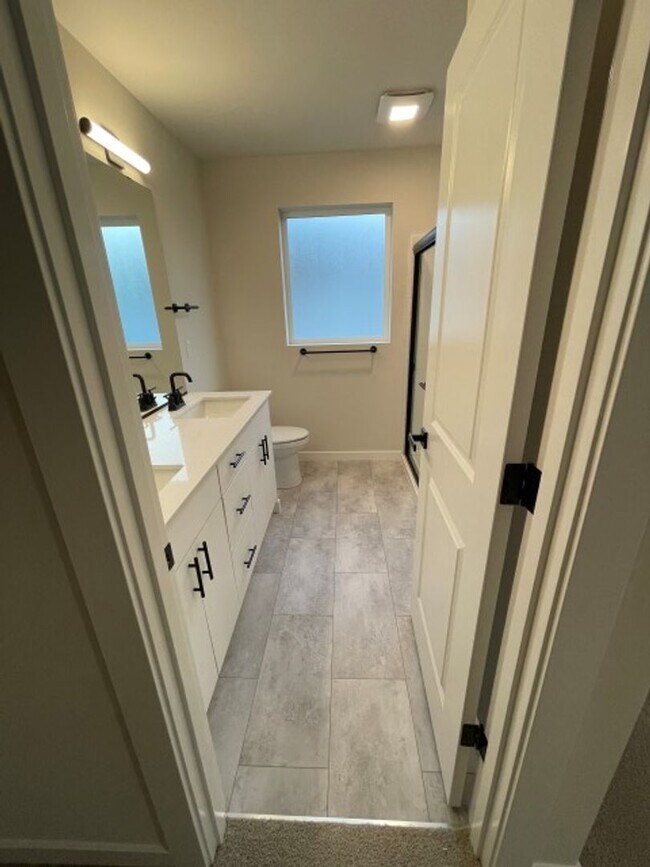 Building Photo - 4Bd/3.5Ba Snohomish Townhouse