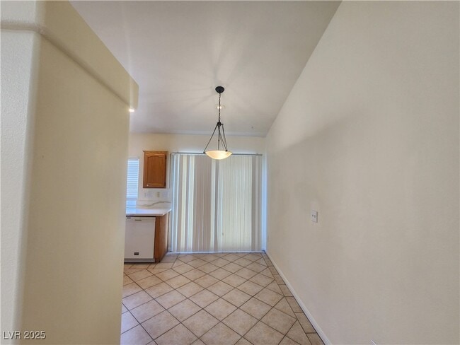 Building Photo - 1405 Iron Springs Dr