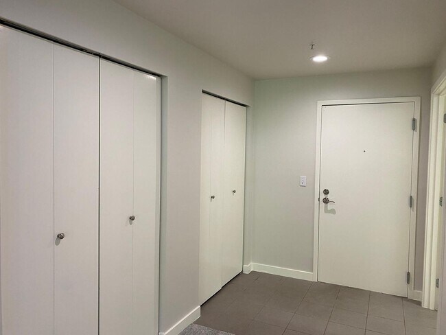Building Photo - Spacious Seattle Condo - $2,000