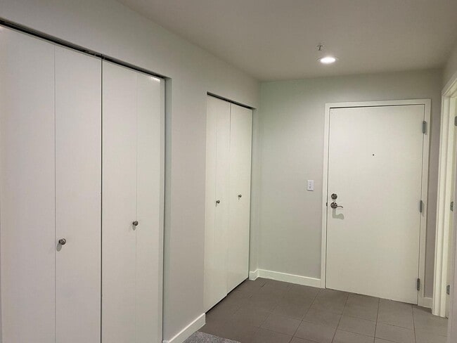 Building Photo - Spacious Seattle Condo - $2,400