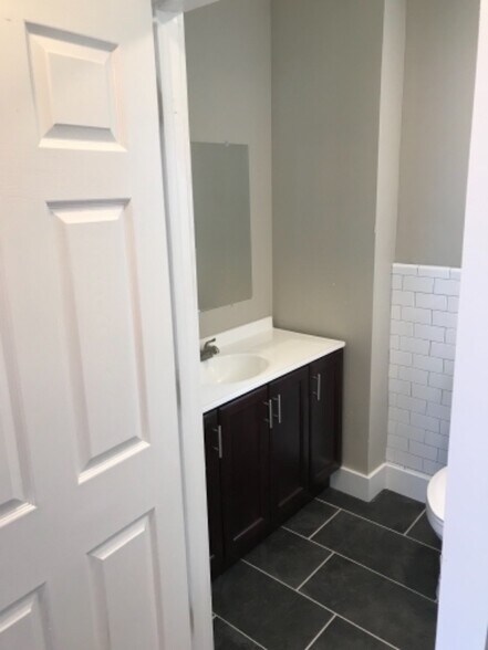 Building Photo - 916 Burris Ave