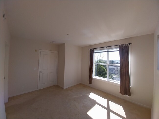 Building Photo - Beautiful 2 beds/1.75 baths condo in sough...