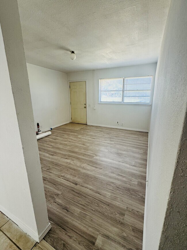 Building Photo - 1807 Westcliff Dr