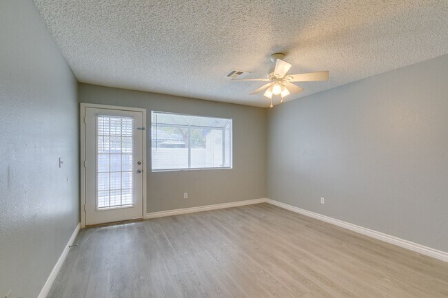 Building Photo - 2117 Willowbury Dr