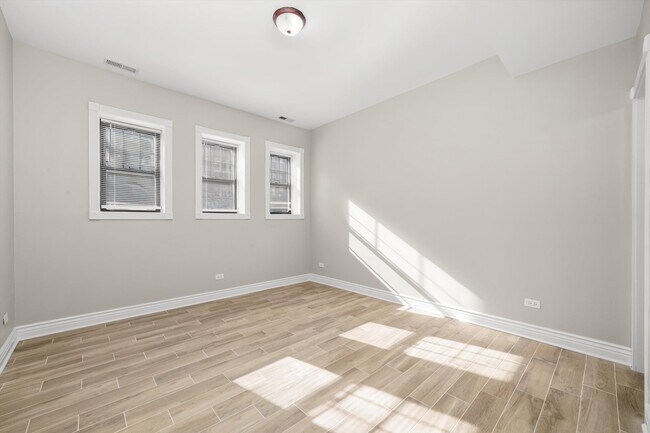 Building Photo - 6300 N Rockwell St