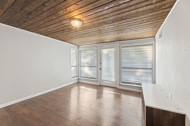 Building Photo - 8009 Northbrook Dr