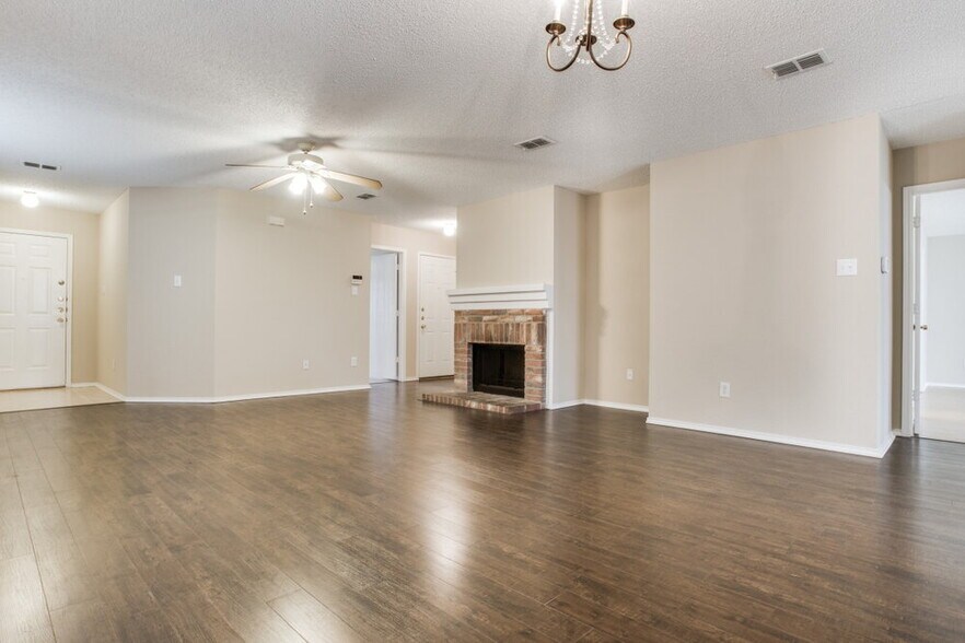 Building Photo - 8712 Stonebriar Ln